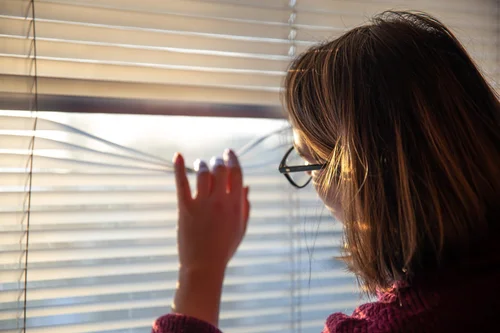 девушка с бредом преследования