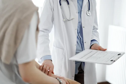 врач готов помочь в перевозке больных с переломом шейки бедра